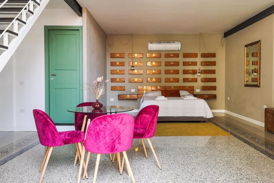 Bed, Seating area, Dining area, air conditioner