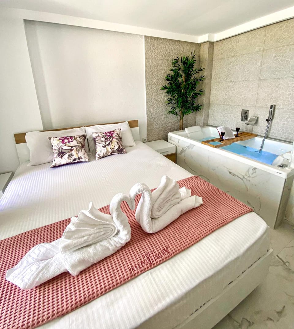 Bed, Hot Tub, Bedroom