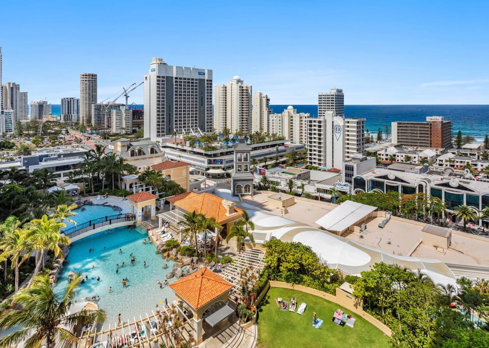 Property building, Nearby landmark, Day, Neighbourhood, Natural landscape, Bird's eye view, Beach, City view, Pool view, Sea view, Street view, Swimming pool, Location