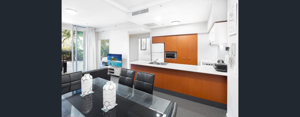 TV and multimedia, Kitchen or kitchenette, Dining area, oven, stove, air conditioner