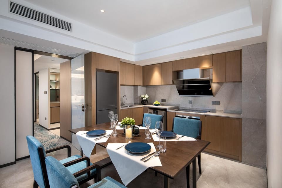 Kitchen or kitchenette, Dining area