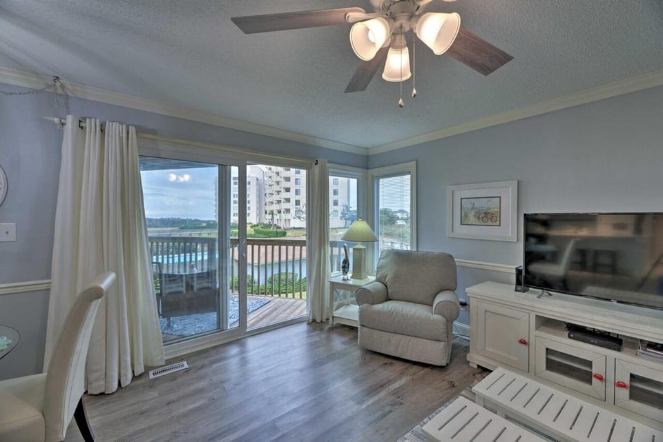 Bright Emerald Isle Condo w/ Private Beach Access! House in Emerald Isle