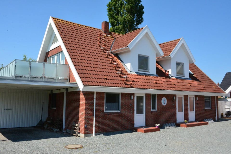 Große Terrasse und eingezäunter Garten - Lotsenhus Apartment in Ostholstein
