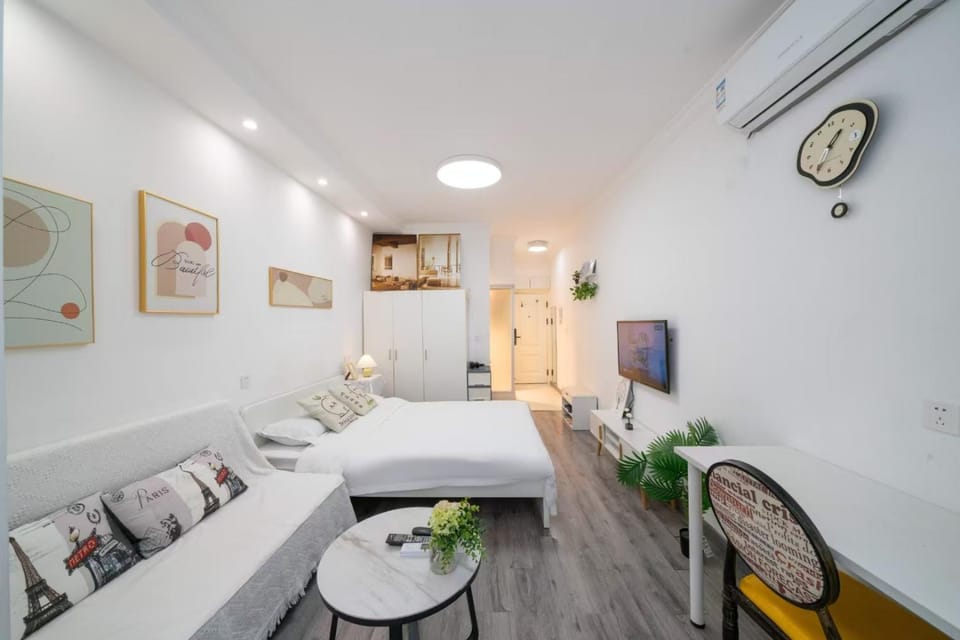 Bed, TV and multimedia, Living room, Photo of the whole room, Seating area, Bedroom, air conditioner