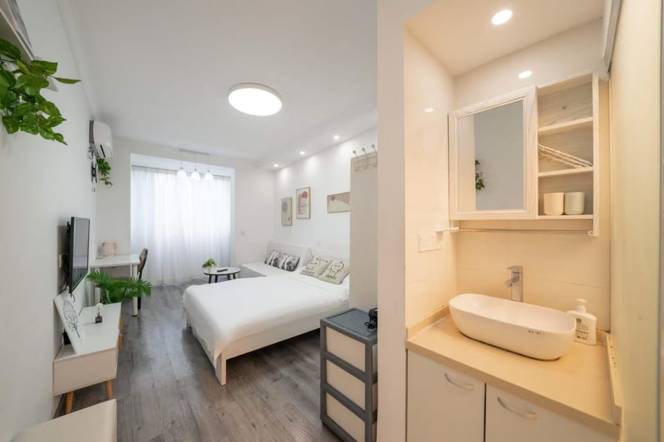 Bed, TV and multimedia, Photo of the whole room, Bedroom