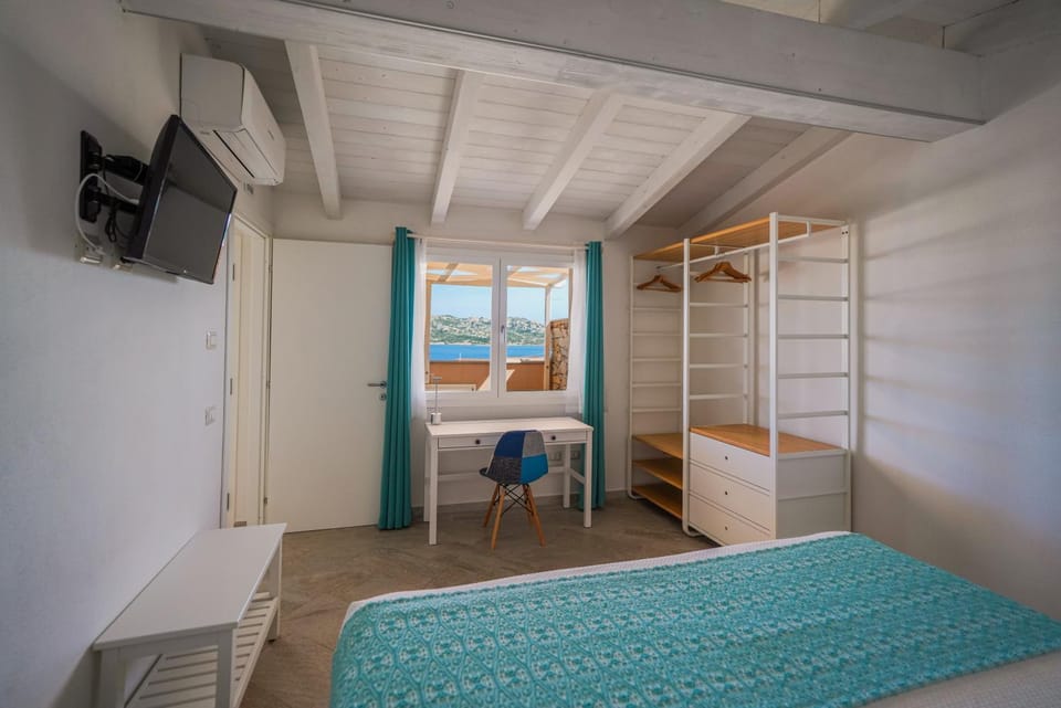 Photo of the whole room, Bedroom, Sea view