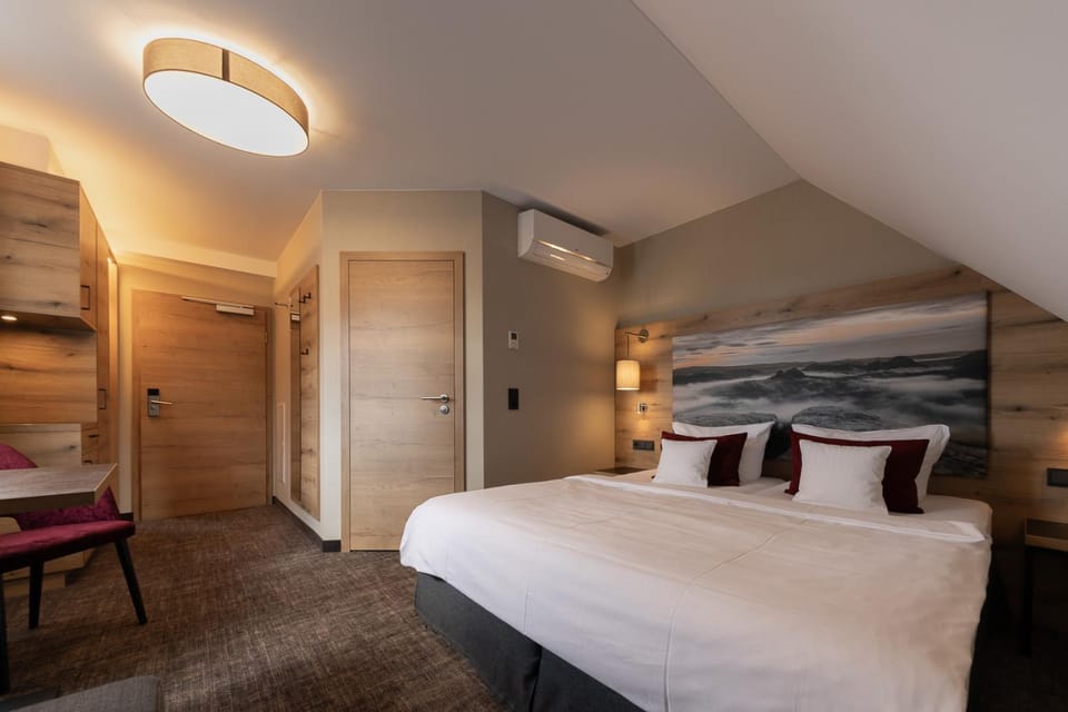 Photo of the whole room, air conditioner