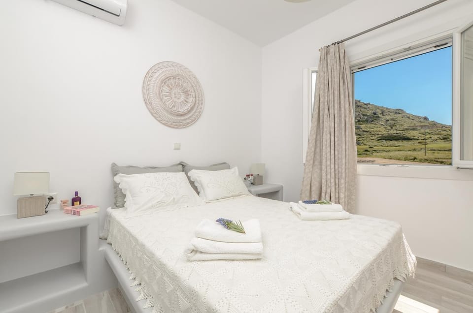 Bed, Natural landscape, Photo of the whole room, Bedroom, Mountain view, towels, air conditioner