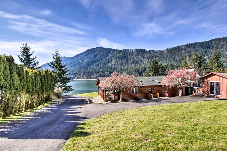 Lakefront Eatonville Cabin w/ Dock & Mtn Views! Cabin in Washington