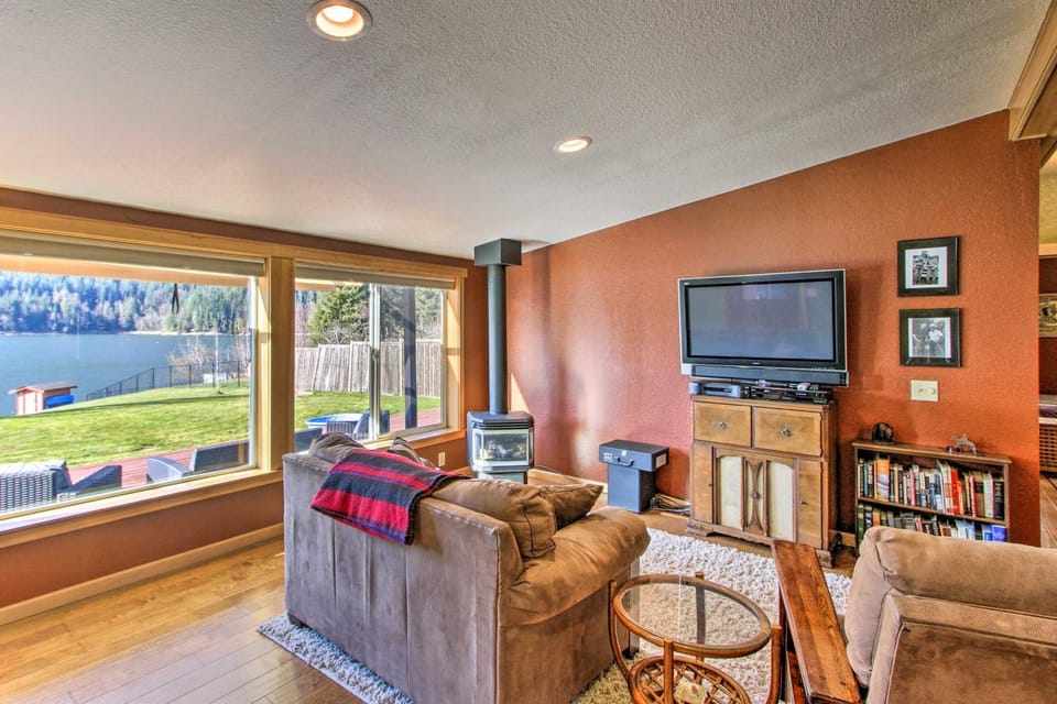 Lakefront Eatonville Cabin w/ Dock & Mtn Views! Cabin in Washington