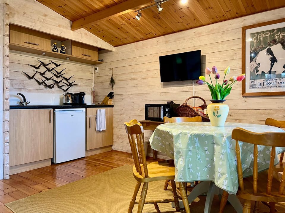 TV and multimedia, Kitchen or kitchenette, Dining area, Garden view, pet friendly