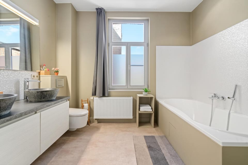 Spacious Guest Suites near Historic Market - 5 Min Walk Bed and Breakfast in Bruges