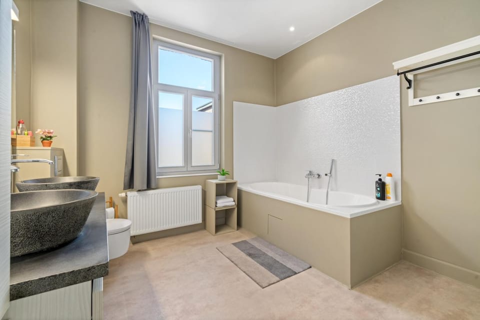 Spacious Guest Suites near Historic Market - 5 Min Walk Bed and Breakfast in Bruges
