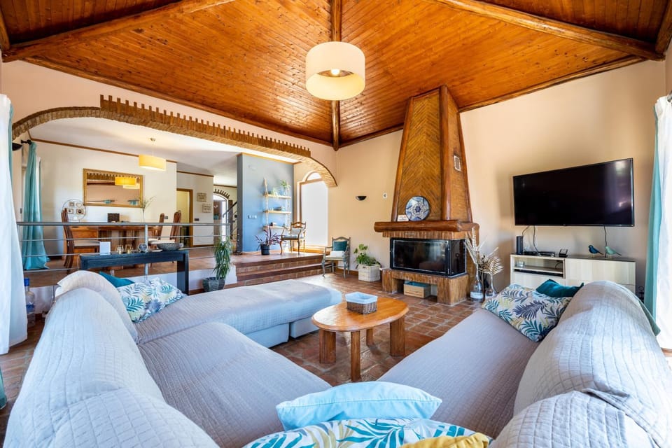 Communal lounge/ TV room, TV and multimedia, Living room, Seating area, Evening entertainment