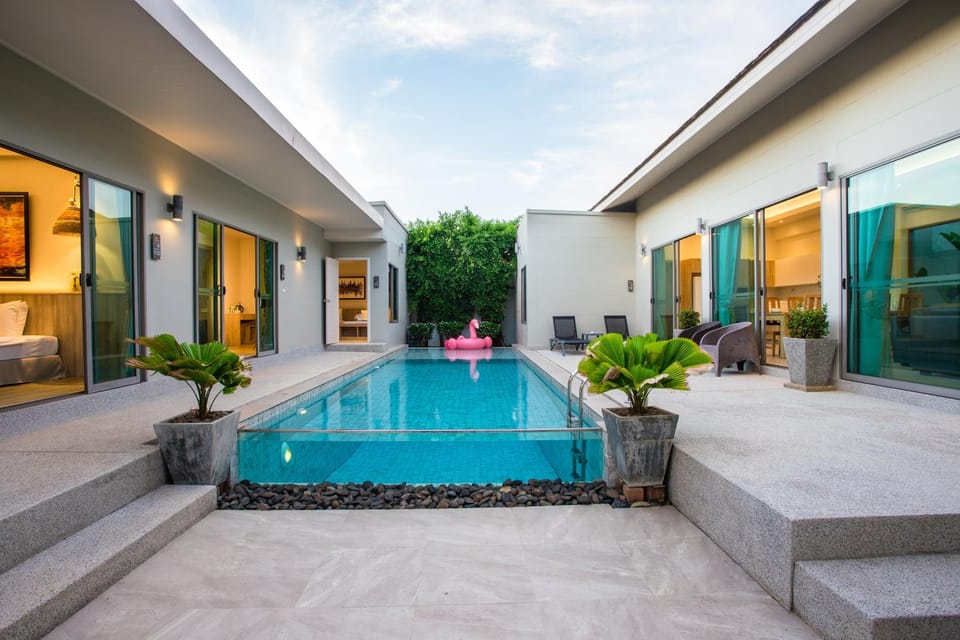 Bedroom, Swimming pool, Swimming pool