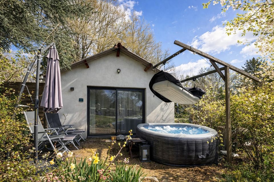 Property building, Day, Hot Tub, Balcony/Terrace