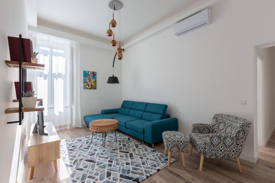 TV and multimedia, Living room, Seating area, air conditioner