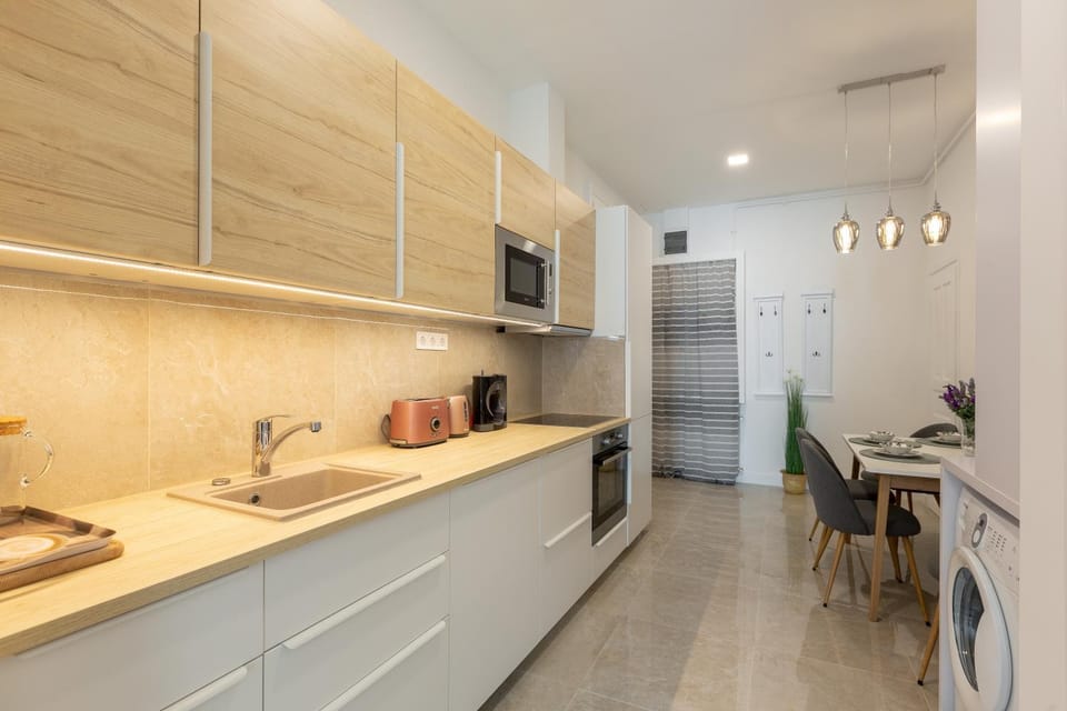 Kitchen or kitchenette, Dining area, washing machine