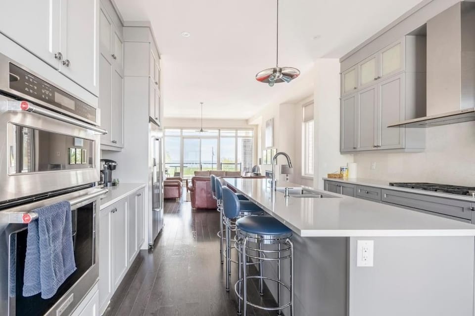 Grand Waterfront Retreat under 1hr from Toronto House in Bowmanville