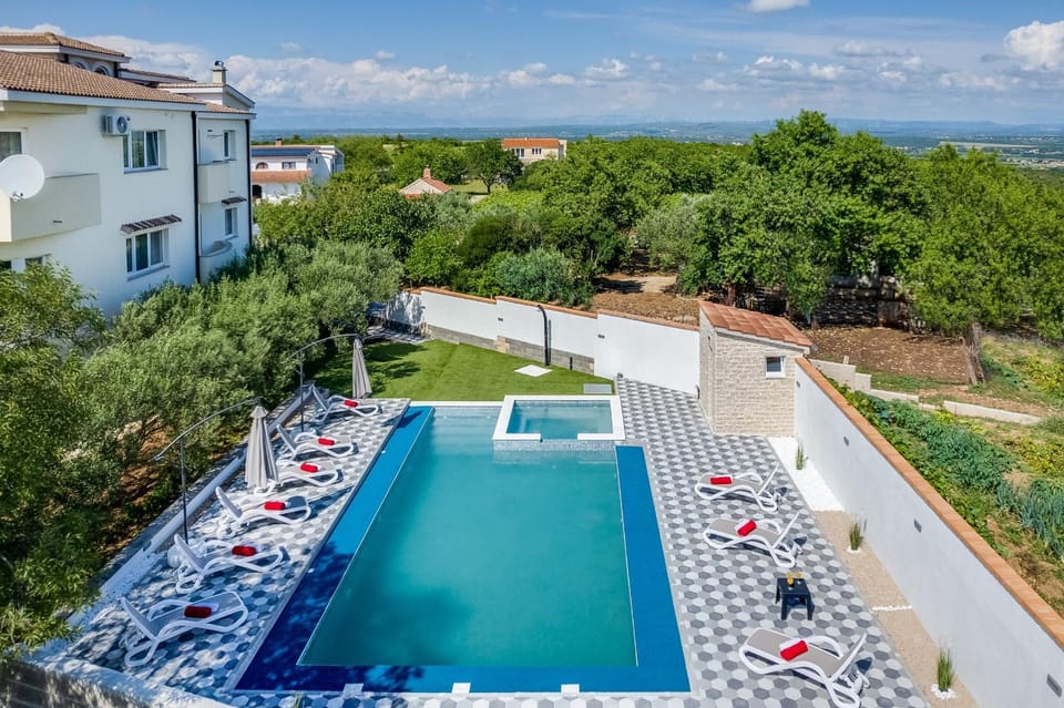 Apartman David s bazenom i jakuzijem Apartment in Šibenik-Knin County, Croatia