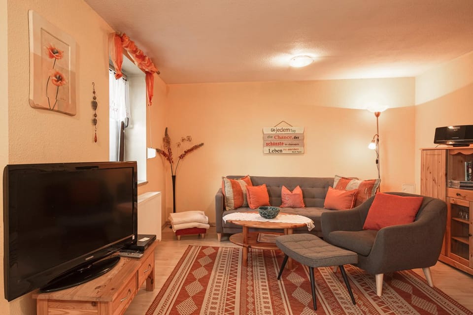 Communal lounge/ TV room, TV and multimedia, Living room, Seating area, Evening entertainment
