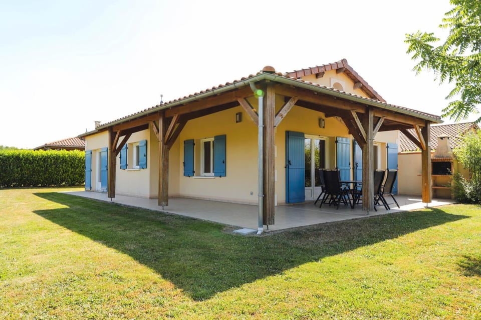 Property building, Patio, Facade/entrance, Garden, Balcony/Terrace