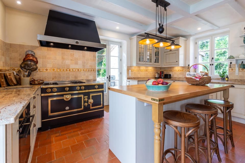 Kitchen or kitchenette, kitchen
