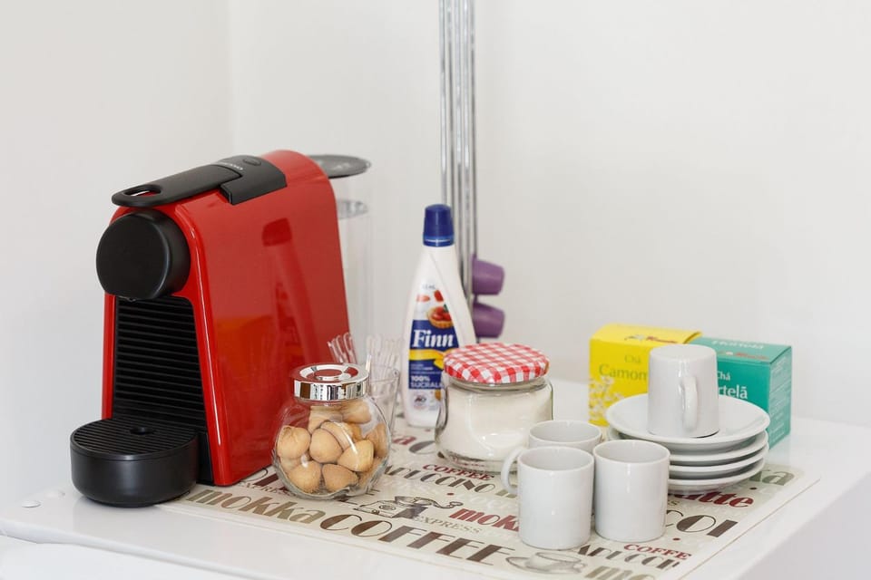 Coffee/tea facilities, Food and drinks, Food