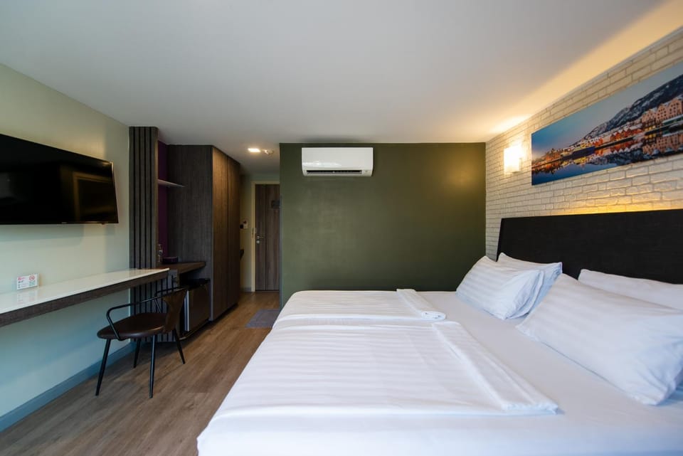 Photo of the whole room, air conditioner