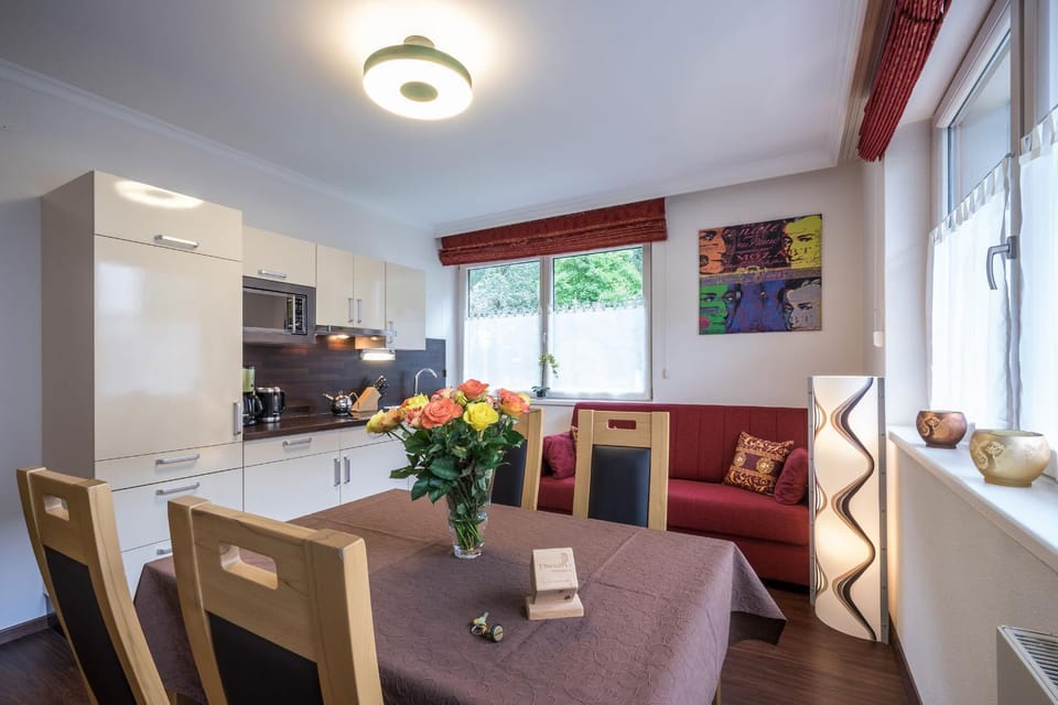 Kitchen or kitchenette, Seating area, Dining area