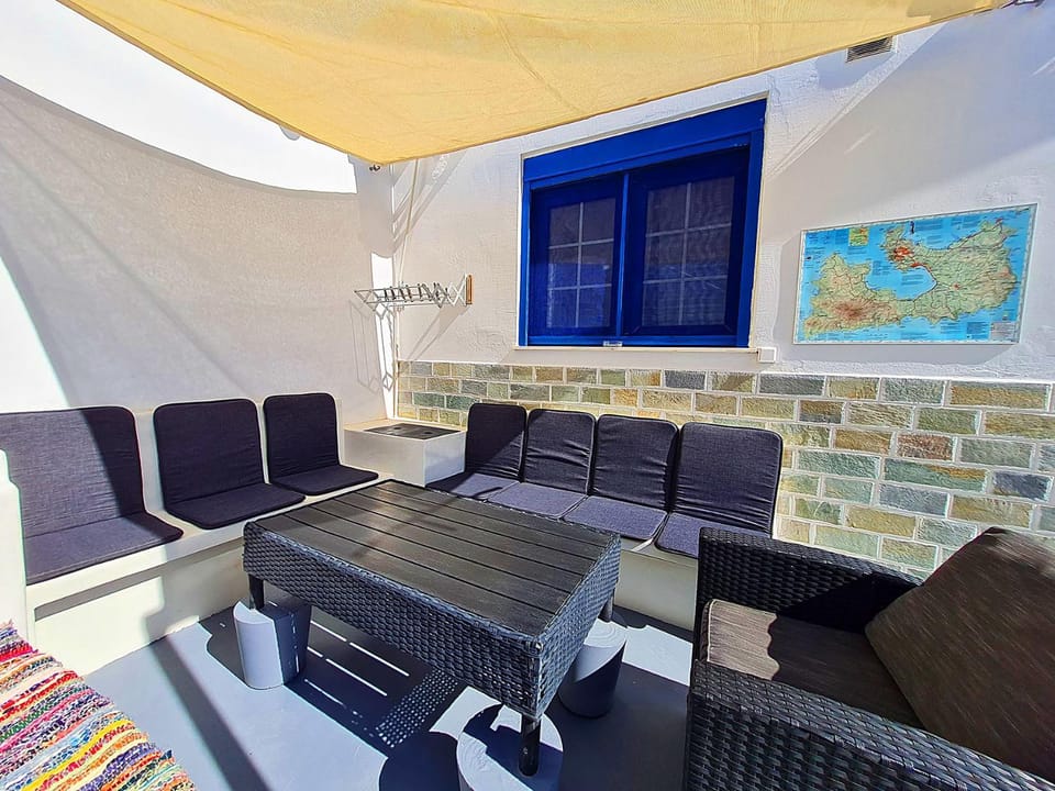 Property building, Balcony/Terrace, Seating area