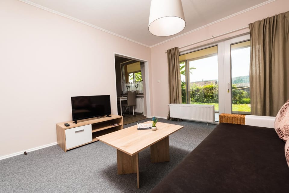 TV and multimedia, Living room, Garden view