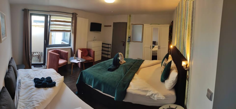 Bed, Photo of the whole room, Seating area