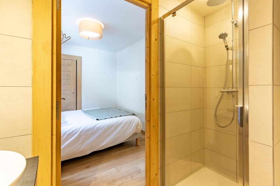 Shower, Toilet, Bathroom, Bedroom
