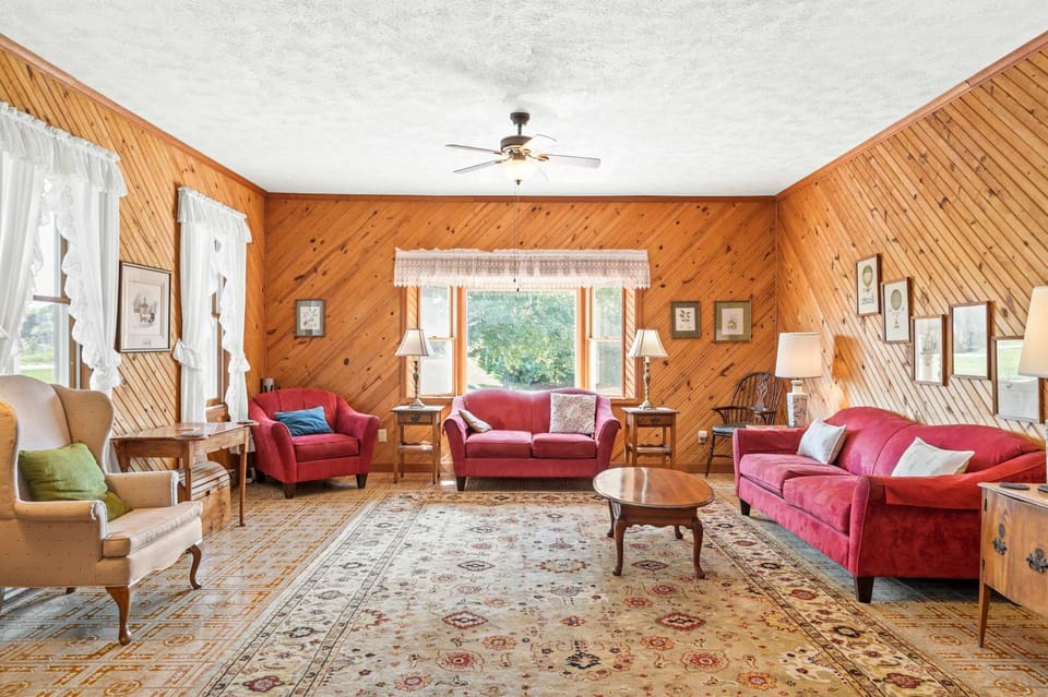 Country Lodge for 18, With Pool and Pond, Near Ark House in Ohio