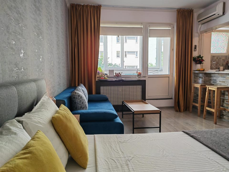 Bed, Seating area, Bedroom, air conditioner