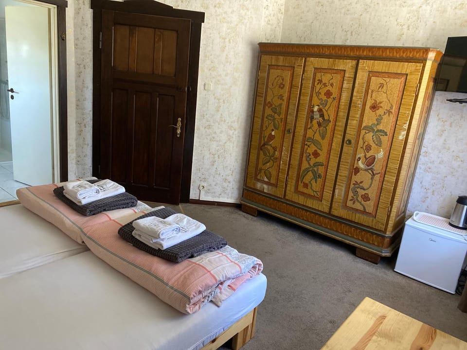Bed, Photo of the whole room, Bedroom, wardrobe