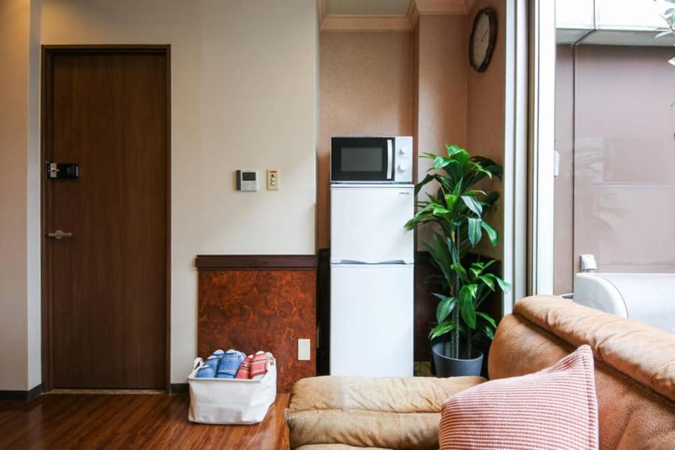 Kitchen or kitchenette, microwave, kitchen