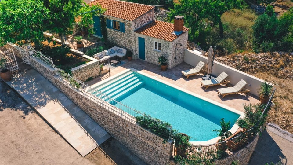 Patio, Spring, Day, Garden, Garden view, Pool view, Swimming pool, sunbed