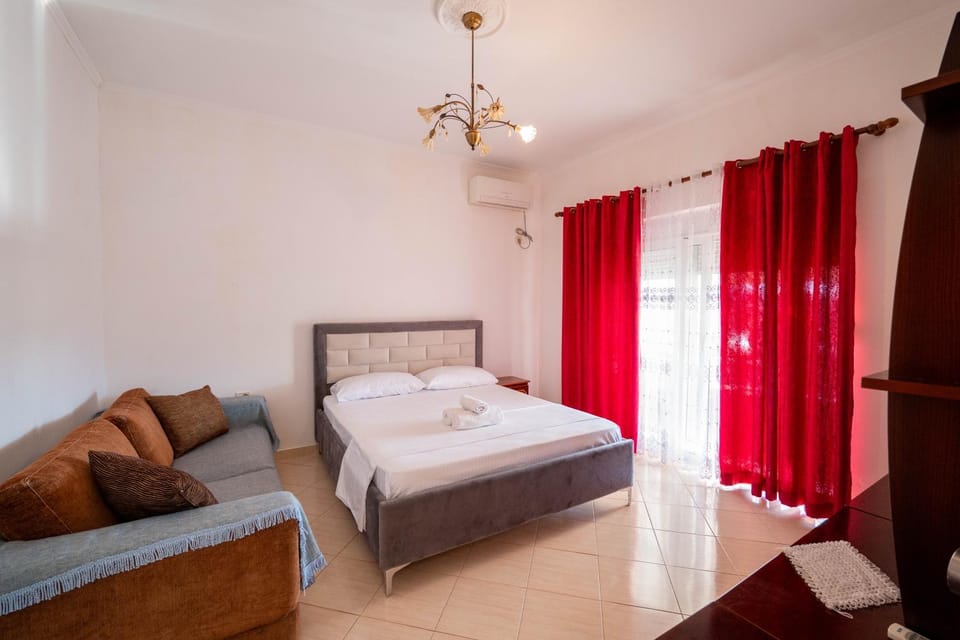 Bed, Living room, towels