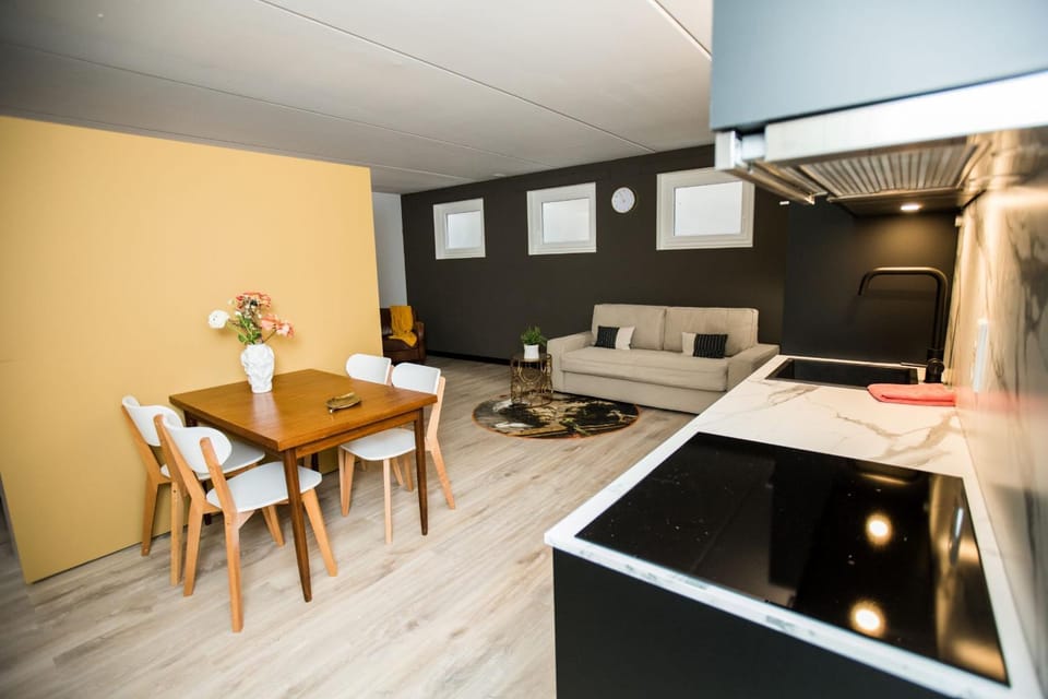 Kitchen or kitchenette, Seating area, Dining area