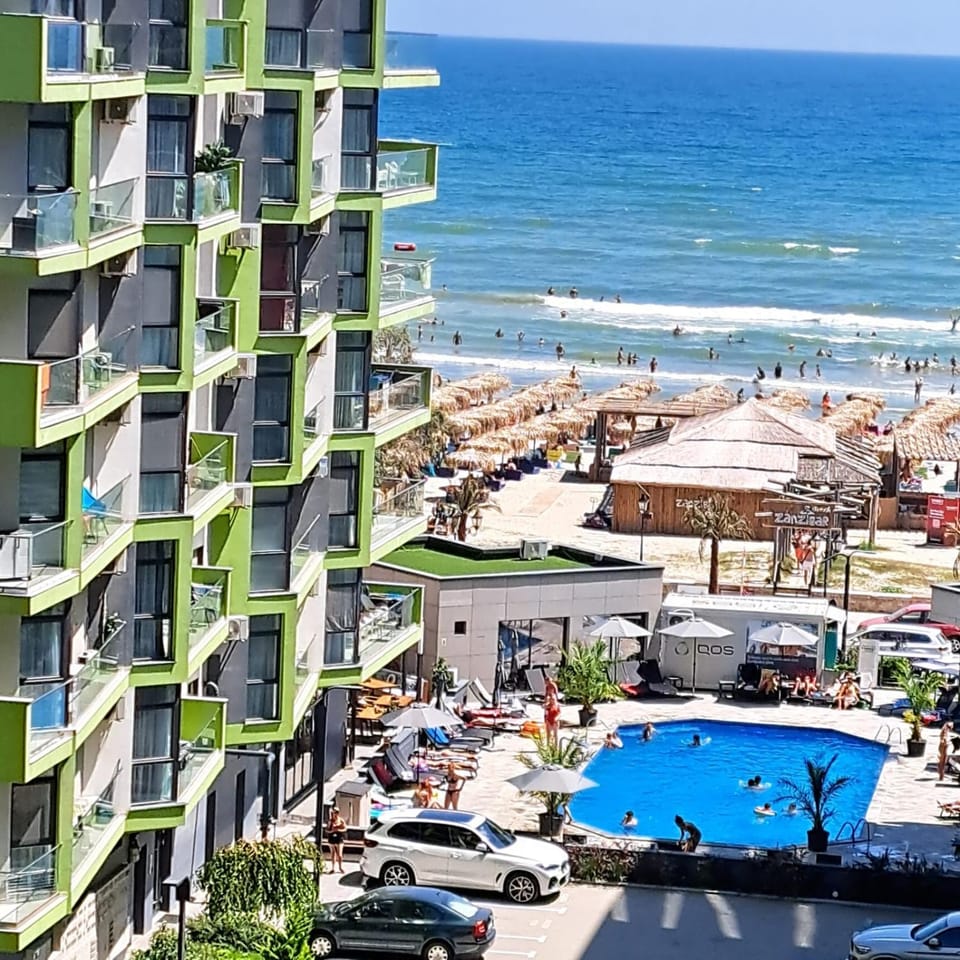 Pool view, Sea view