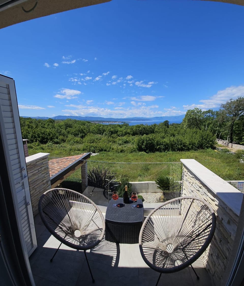 Property building, Balcony/Terrace, Swimming pool, Breakfast