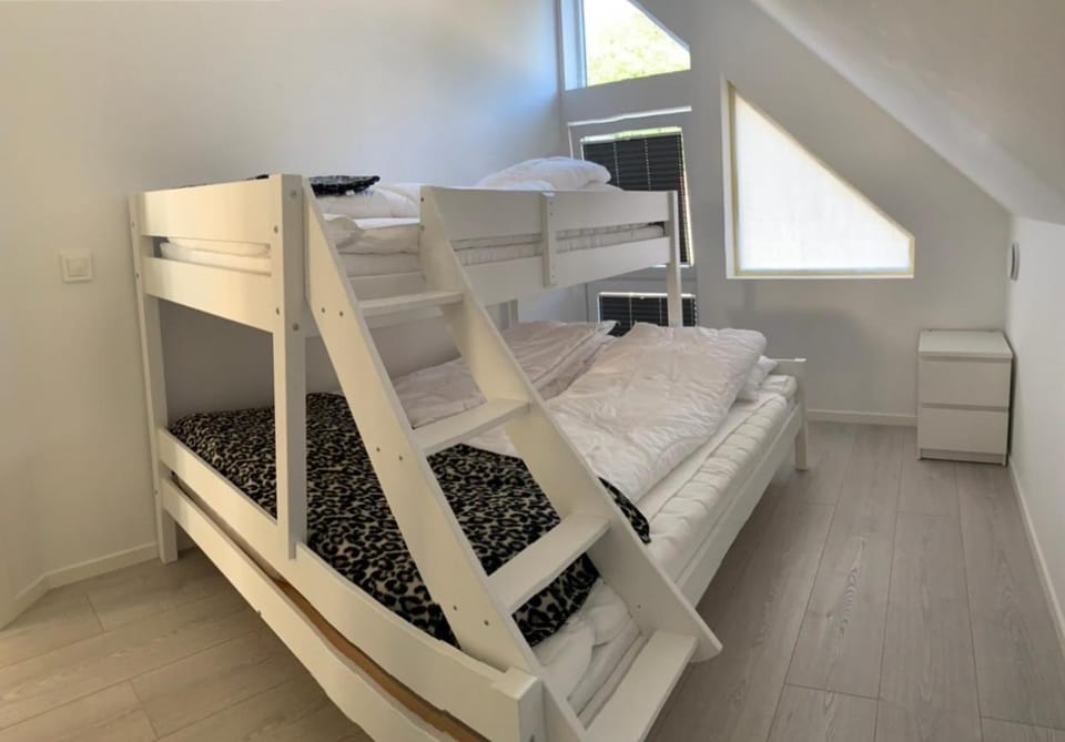 Bedroom, bunk bed