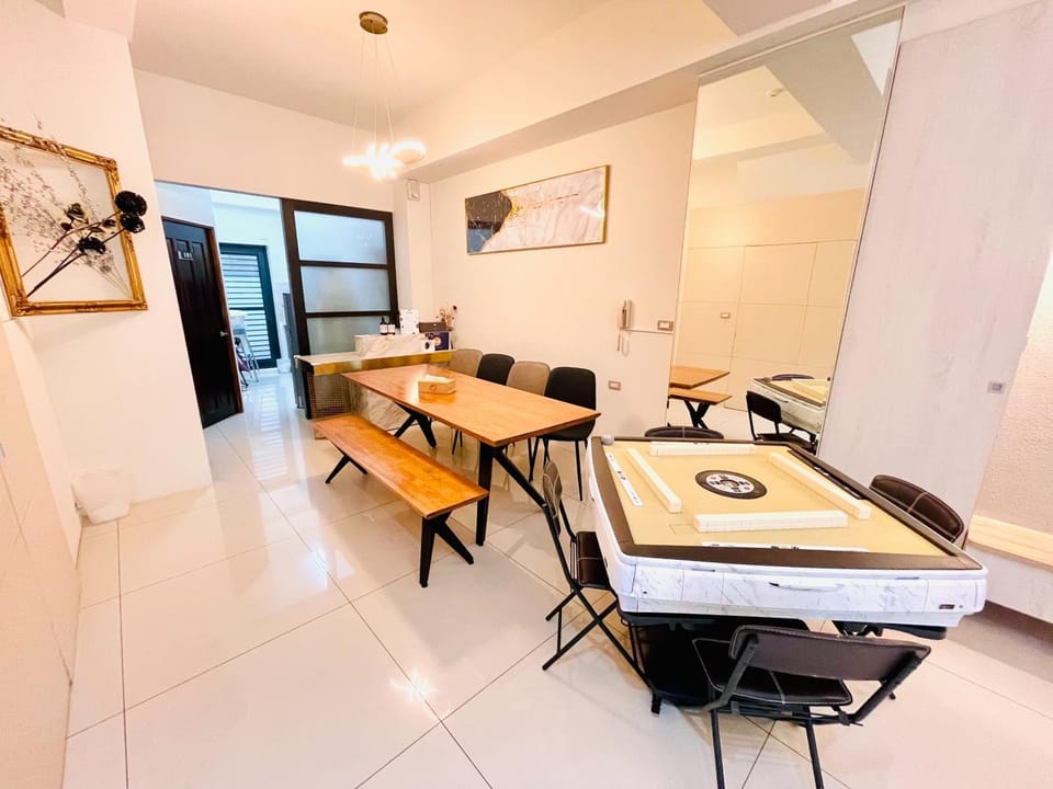 Kitchen or kitchenette, Living room, Seating area, Dining area, air conditioner
