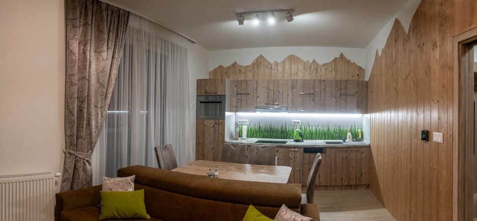 Coffee/tea facilities, Kitchen or kitchenette, Dining area