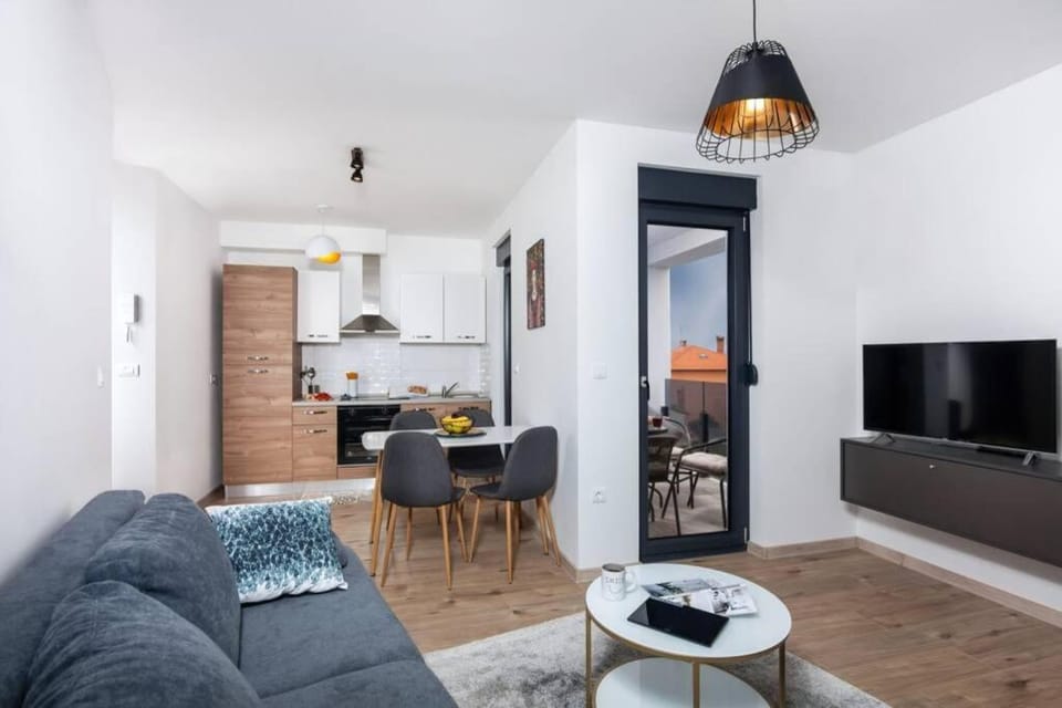 Modern Apartment with Balcony & Private Parking 5 min from Amphitheater Apartment in Pula