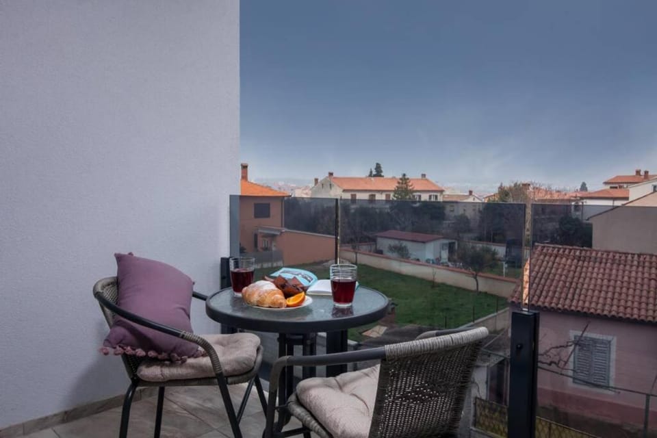 Modern Apartment with Balcony & Private Parking 5 min from Amphitheater Apartment in Pula