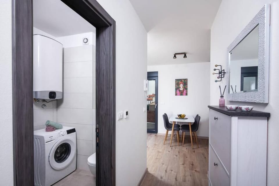 Modern Apartment with Balcony & Private Parking 5 min from Amphitheater Apartment in Pula