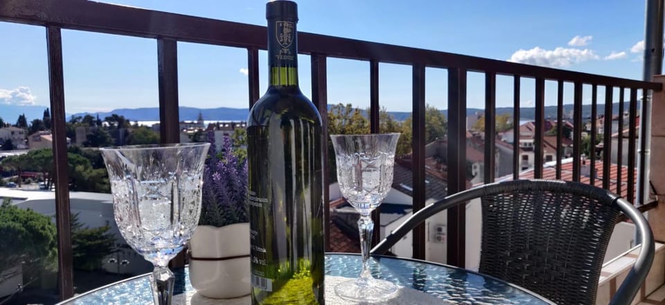 View (from property/room), Balcony/Terrace, City view, Sea view